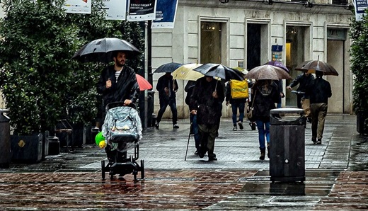 Un hombre pasea por la calle de Santiago con un carrito de bebé. - Foto: J. Tajes